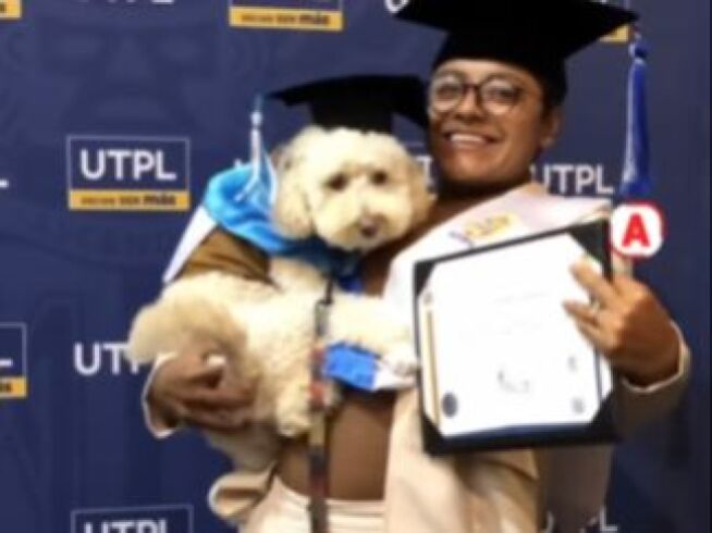 Joven se gradúa junto a su perrita de apoyo emocional y el emotivo momento se vuelve viral