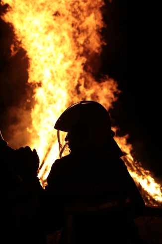 Hombre rescata a su perrita tras devastador incendio