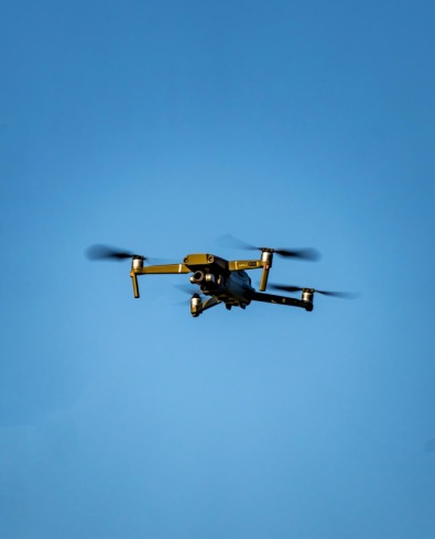 Jóvenes usan un dron para elevar a un perro y causan furia en redes